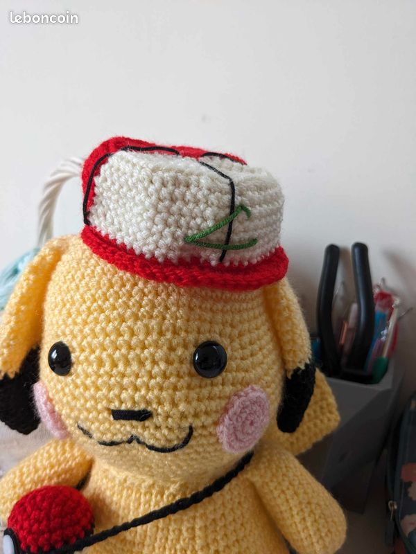 Pikachu dans une casquette, doudou peluche fait main au crochet neuf (image 8)