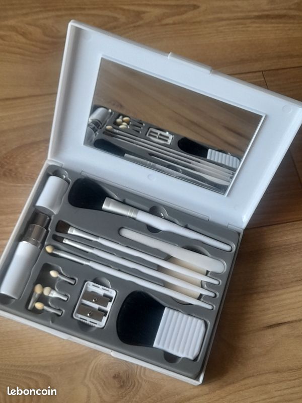 Boîte à pinceaux pour maquillage neuve (image 1)