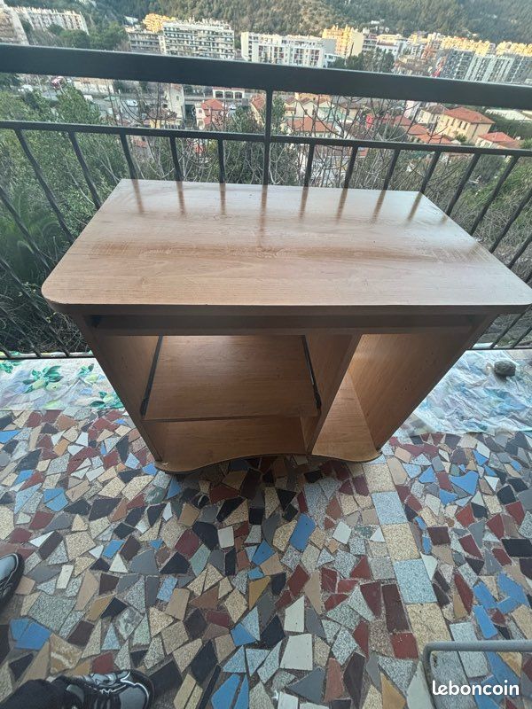 Bureau (image 1)