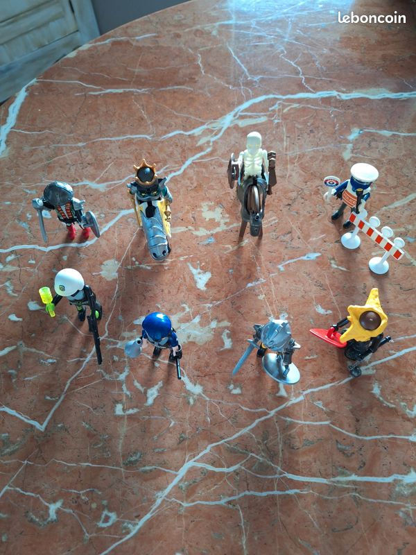 8 figurines + 2 chevaux chacun équipés de protection tête et corps soit 10 (image 2)
