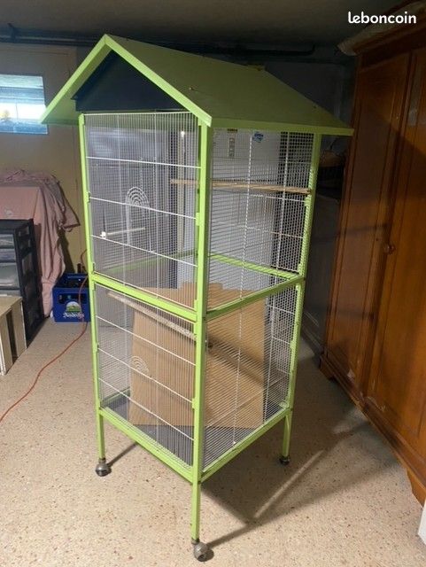 Cage verte à roulettes (image 1)