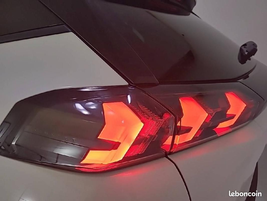 Peugeot 2008 PureTech 130 S&S EAT8 - Style (image 17)