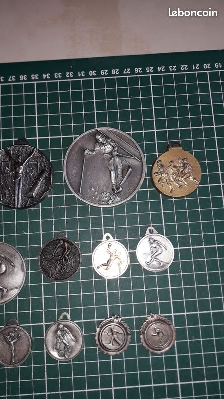 Lot de 14 médailles sportives et 1 coupe (image 3)