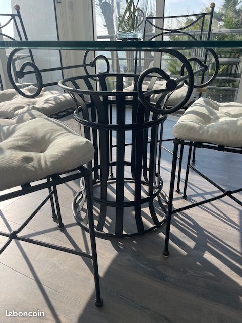 Ensemble table et 2 chaises en fer forgé noires
