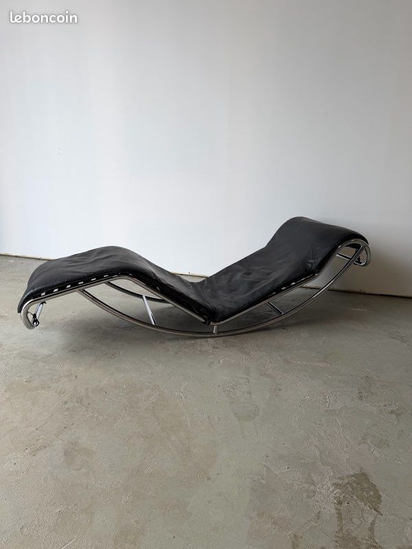 Chaise longue modèle LC4 par Le corbusier, Charlotte Perriand et Pierre Jeanneret en chrome et cuir (image 1)