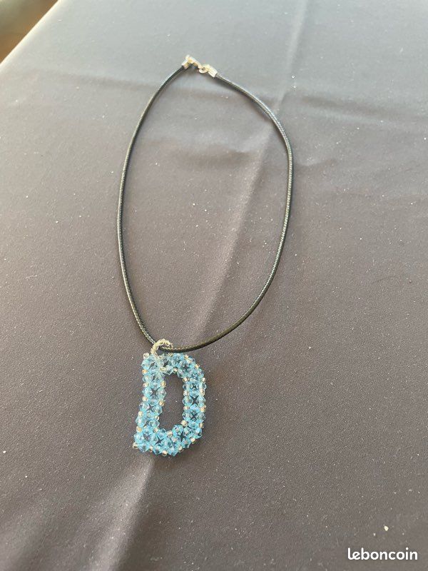 Collier avec une initiale D neuve en perles bleues (image 3)