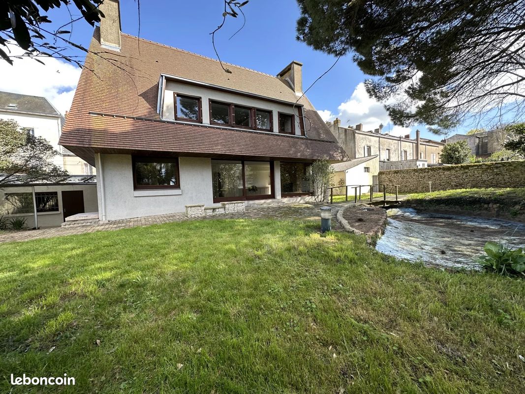 Maison 6 pièces 210 m² · à Bressuire · 210 m² · 325 500 €
