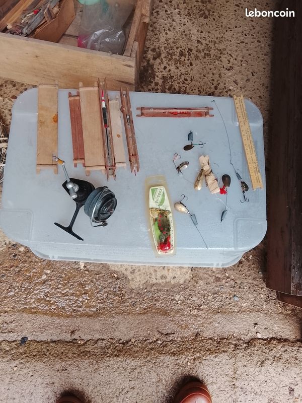 Lot De Matériel De Pêche Ancien – Cannes, Moulinets, Accessoires – Occasion, Bon état Général