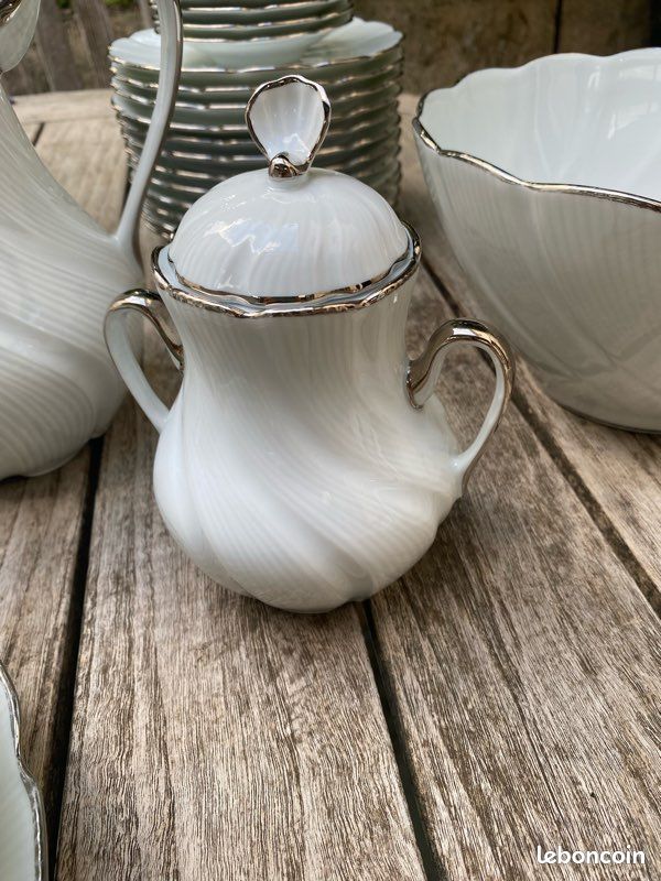 Service de table complet en porcelaine de Limoges L.E.C. R. Leclair – Modèle torsadé – 68 pièces – Blanc et filets argentés (image 11)