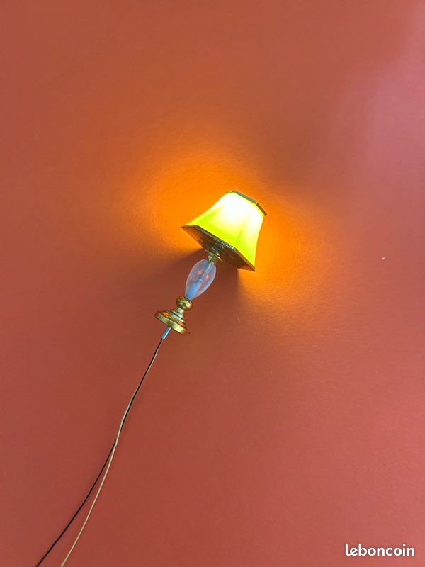 Lampadaire miniature à abat-jour cannelé pour maison de poupée, décoration à piles, lumière LED 1/12 - France
