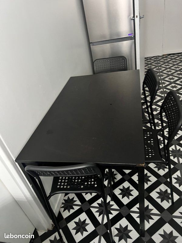 Table de cuisine IKEA avec 4 chaises (image 2)