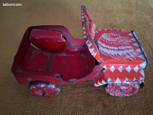 Jeep Miniature En Tôle Avec Chauffeur Et Roues En Bois – Jouet Ancien De Grenier
