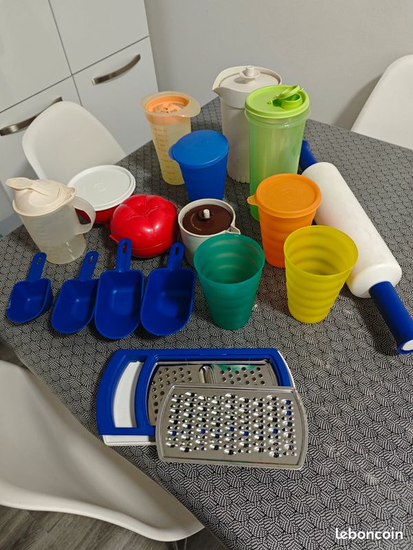 Lot pichet, rouleau pâtisserie, boîte tupperware, râpe... (image 1)
