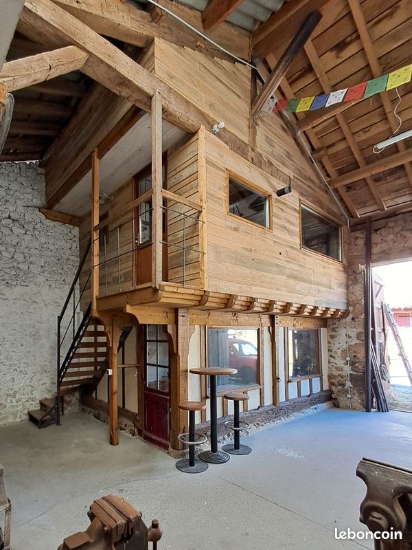 Atelier d’artiste avec grange, maison à rénover et terrain · à Pressignac · 85 000 €