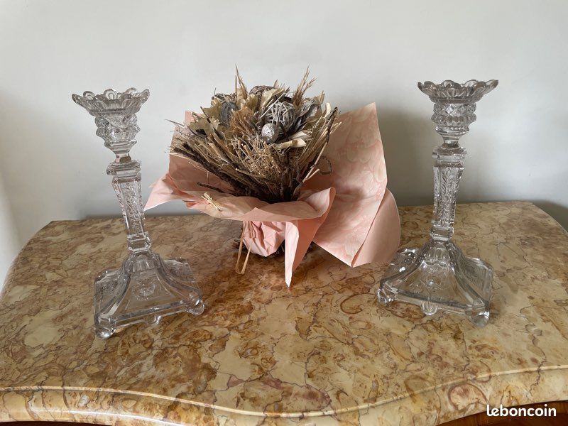 1 PAIRE DE BOUGEOIR en verre ciselé ( LE LION ET LA ROSE ) en parfait état (image 1)