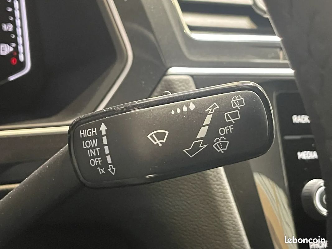 VOLKSWAGEN Tiguan 2.0 TDI 150ch R-Line - 2022 - CarPlay - Virtual cockpit - Led d'ambiance - Boîte auto (image 24)