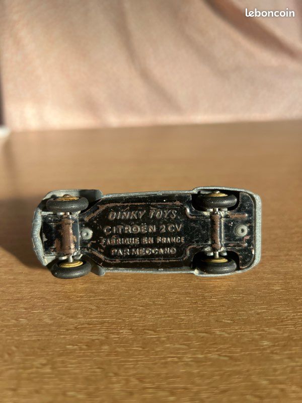 Ancienne Voiture Miniature Dinky Toys - Citroën 2 CV - Référence 24 T (occasion)
