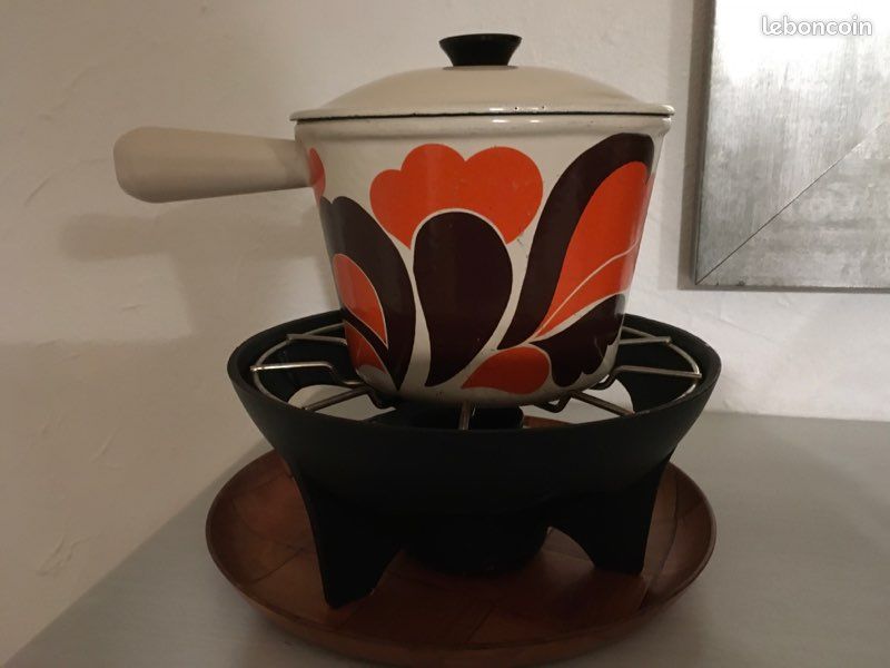 Service à fondue vintage français en fonte Staub : fabrication de qualité comprenant 6 fourchettes. - France