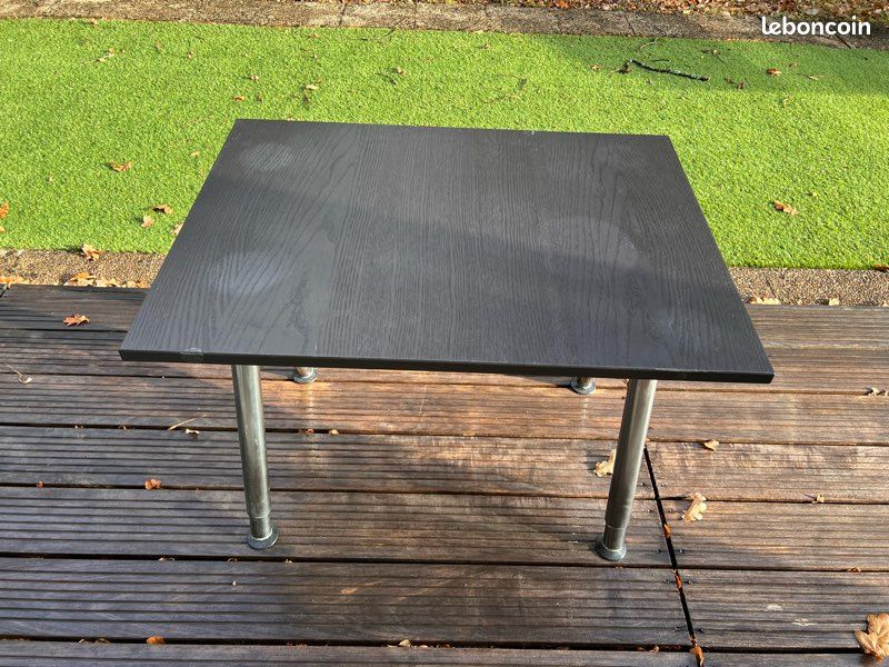 Bureau Ikea noir avec pieds métalliques réglables (image 1)