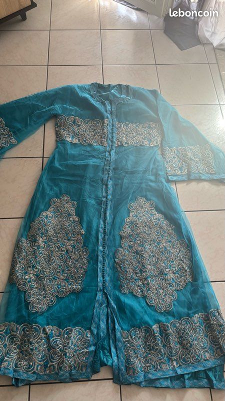 Caftan marocain brodé à la main (image 1)