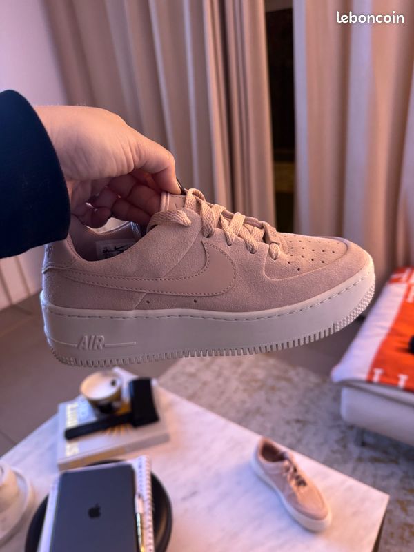 Nike air force one compensées velours rose poudrée taille 37,5