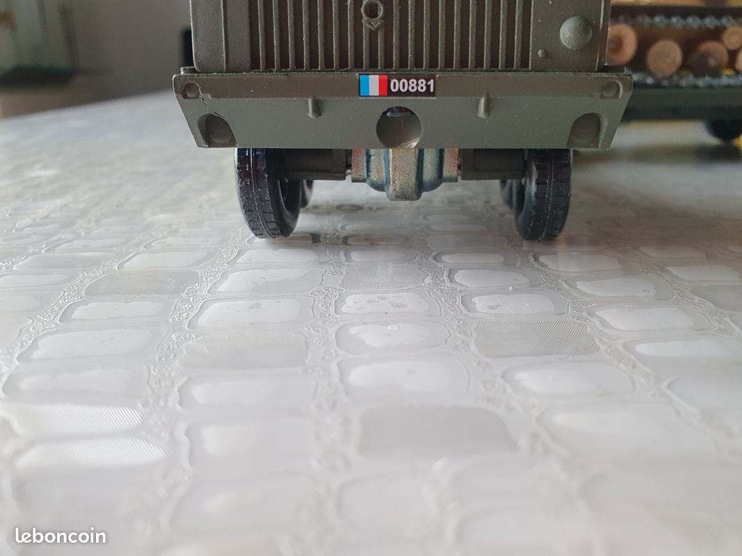 Le tracteur Berliet T 12 jaune en miniature de Solido au 1/50e