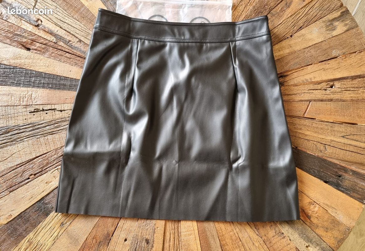Jupe En Cuir PRINTEMPS Taille 40 - Noire, Mini, état Neuf Sans étiquettes