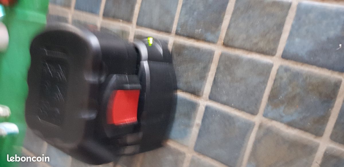 Batteries Bosch plus chargeur très très bonne état (image 3)