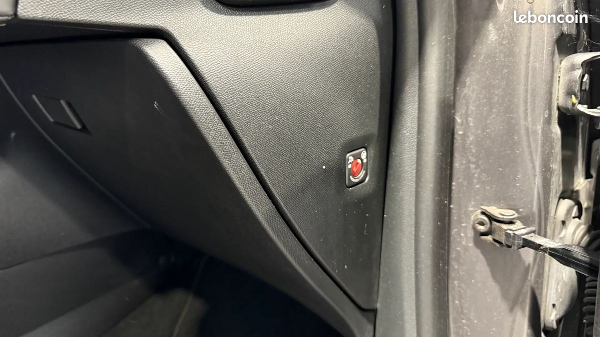 DS DS 3 Crossback BlueHDi 130ch Rivoli Automatique - Apple CarPlay - Caméras 360 - Feux LED - Cuir - Chaîne arbre à cames OK - Suivi complet constructeur - Son Focal - Régulateur adaptatif (image 31)
