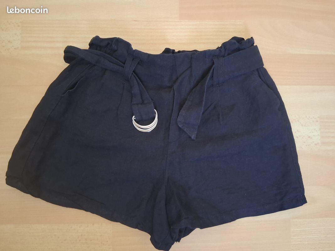 Short Bershka Femme Taille 8 (26 Pouces) En Coton Noir - Style Hot Pants, Boutonné - Bon état