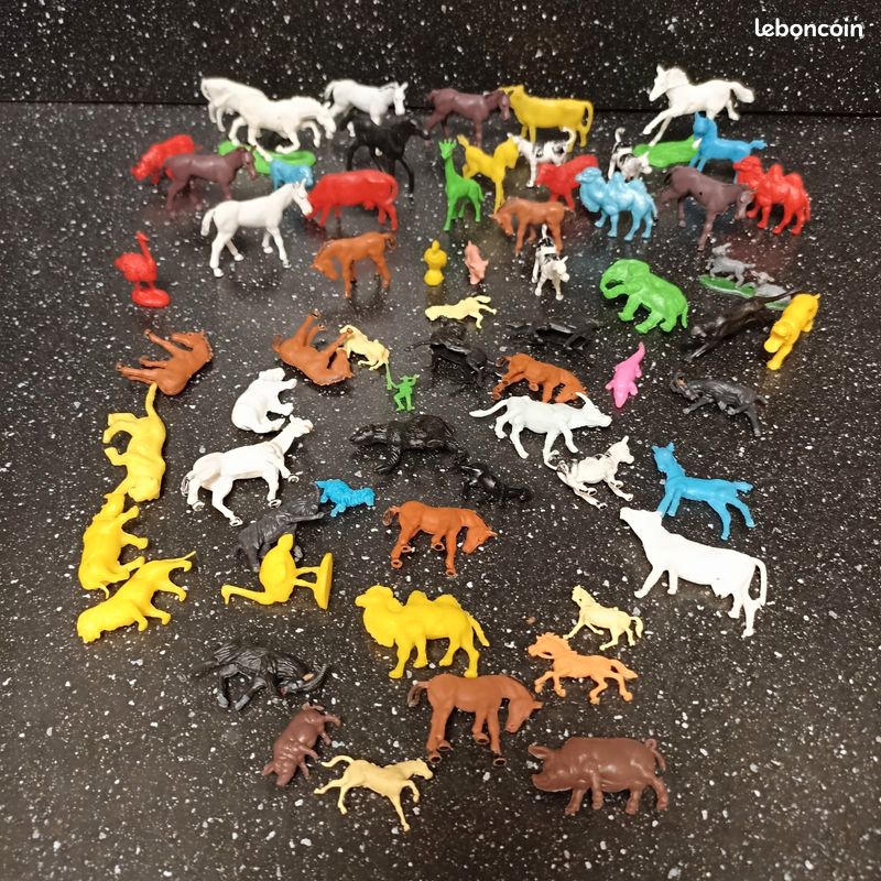 Lot De Plus De 150 Animaux Jouets Anciens Vintage En Plastique - Marque Starlux Probable