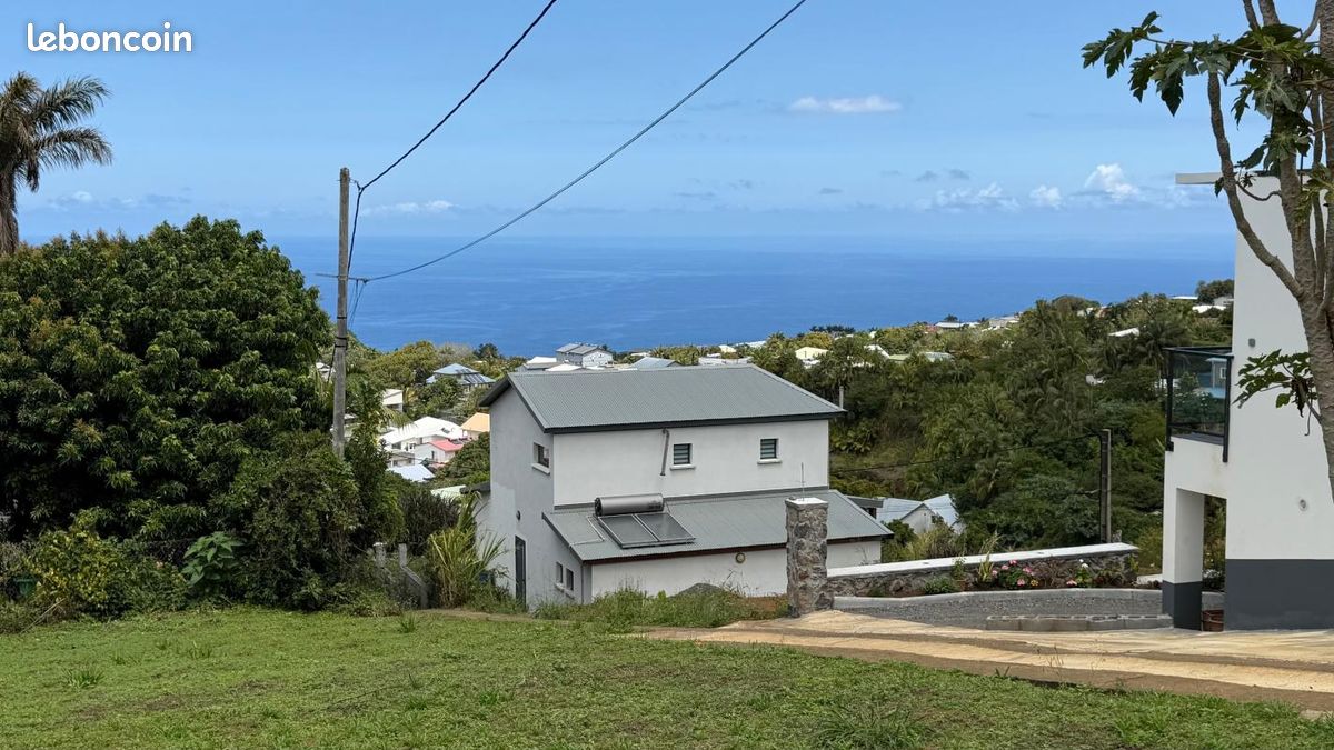 Terrain 385 m² · à Petite-Île · 135 000 €