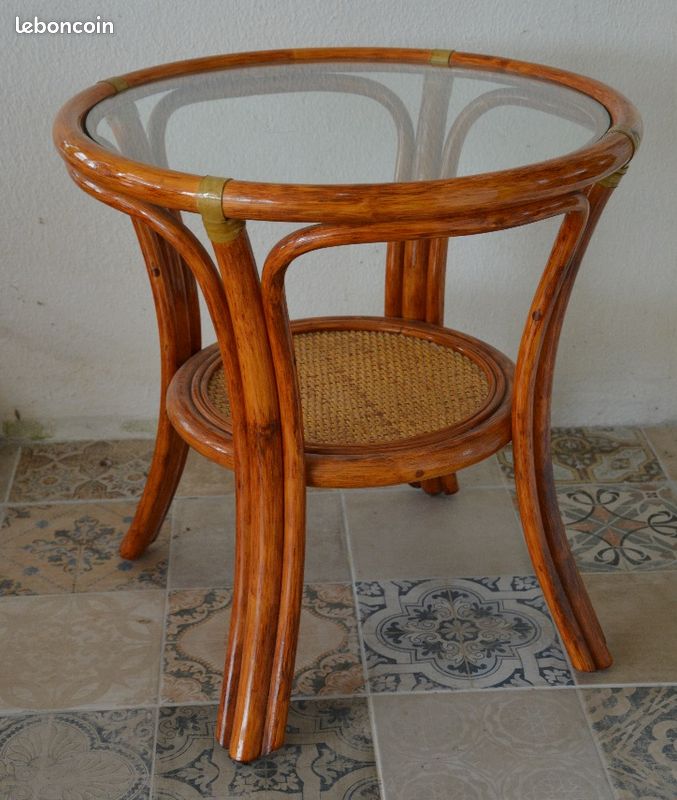 Petite table de salon onde en rotin. Plateau en verre (image 1)
