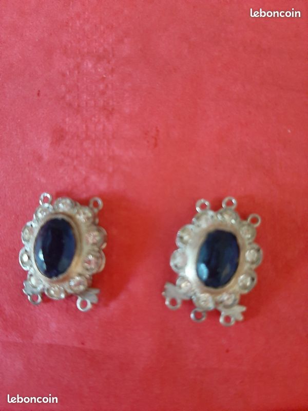 Fermoirs en métal blanc avec pierre coloris bleu saphir pour collier 3 rangs (image 1)