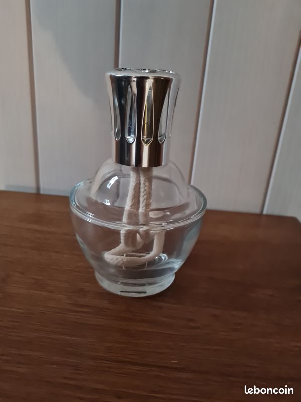 Magnifique Lampe Berger modèle Clochette en verre transparent - Décoration