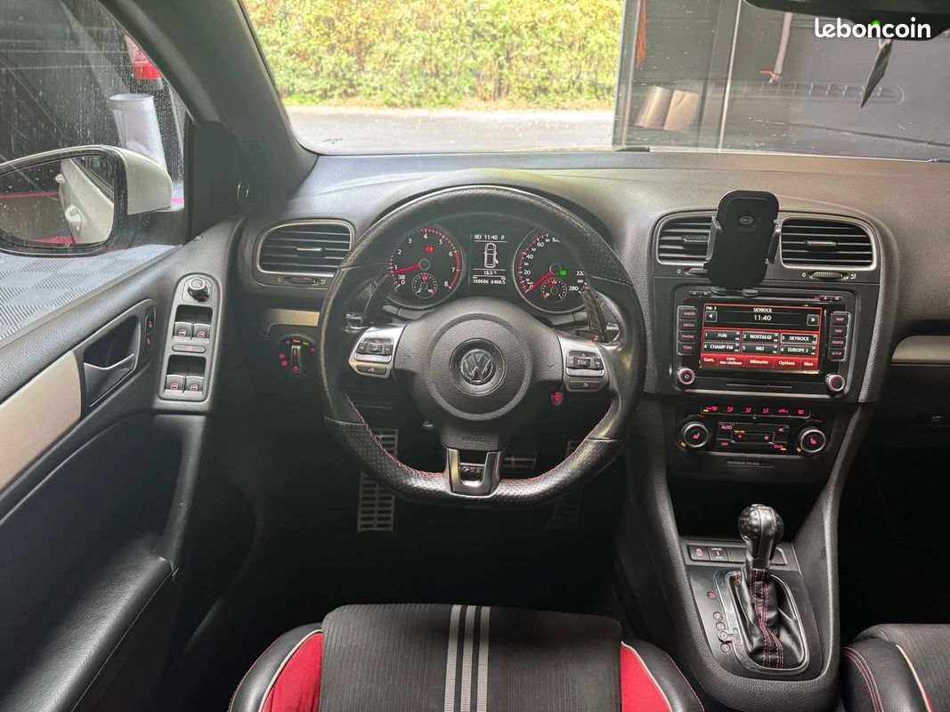 Volkswagen GOLF 6 GTI 2.0 TSI DSG Adidas / Dynaudio / Toit ouvrant panoramique / Sièges Chauffants (image 30)