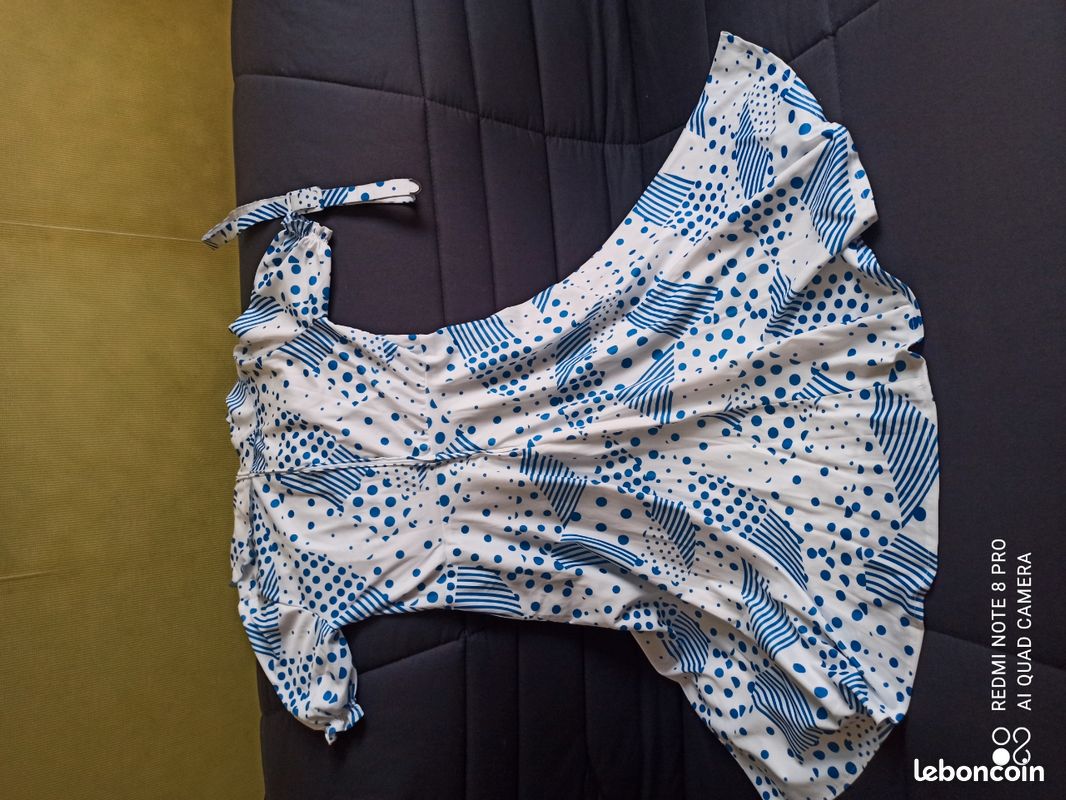 Jolie robe de printemps pour dame, avec motifs modernes de couleur bleue sur fond blanc. Très agréable à porter (image 2)