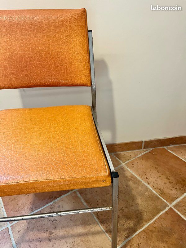 Suite de 4 chaises luges vintage années 70 en métal chromé et skai noir