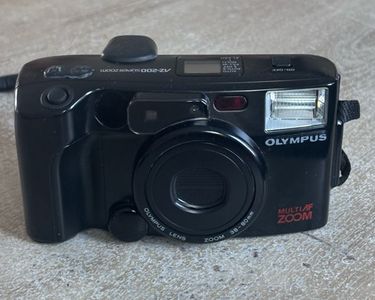 Appareil Photo Argentique Compact Olympus AZ-200 - Testé Et Fonctionnel - 35mm, Flash Intégré - Cache Pile Défectueux