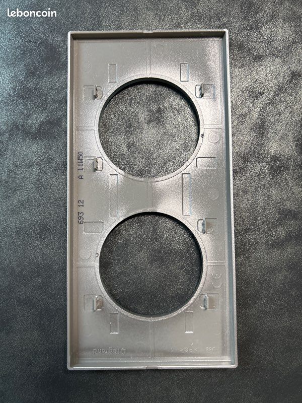 Legrand Céliane 69412 – Plaque Double Enjoliveur Ornement étoffé, Finition Blanc, Matériel électrique