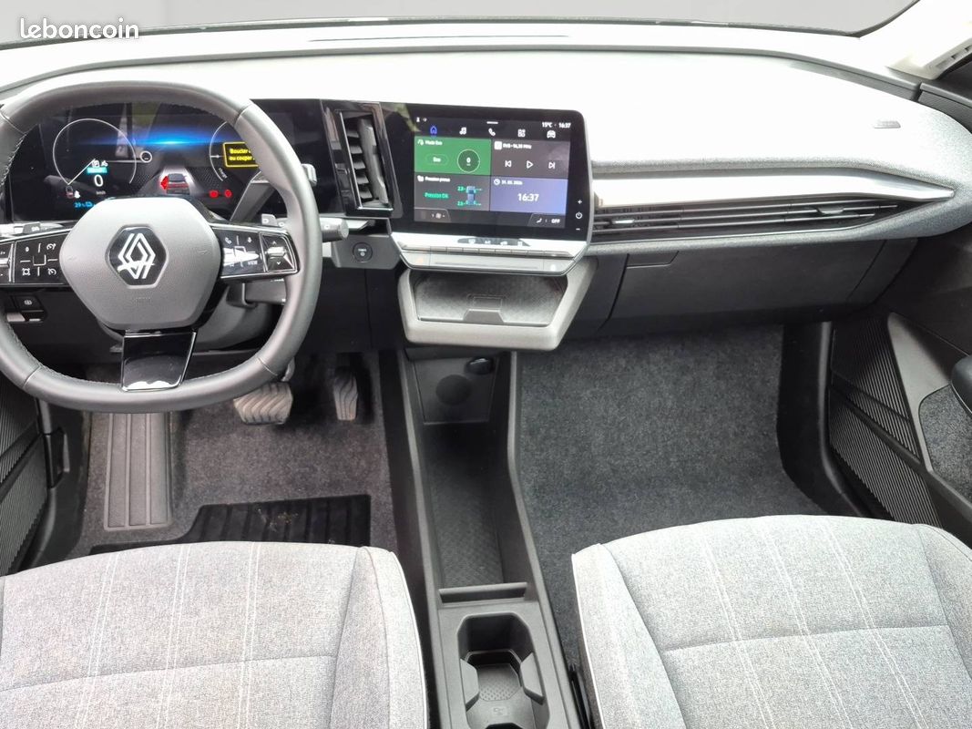 RENAULT Megane E-Tech EV40 130ch standard charge Equilibre (image 11)