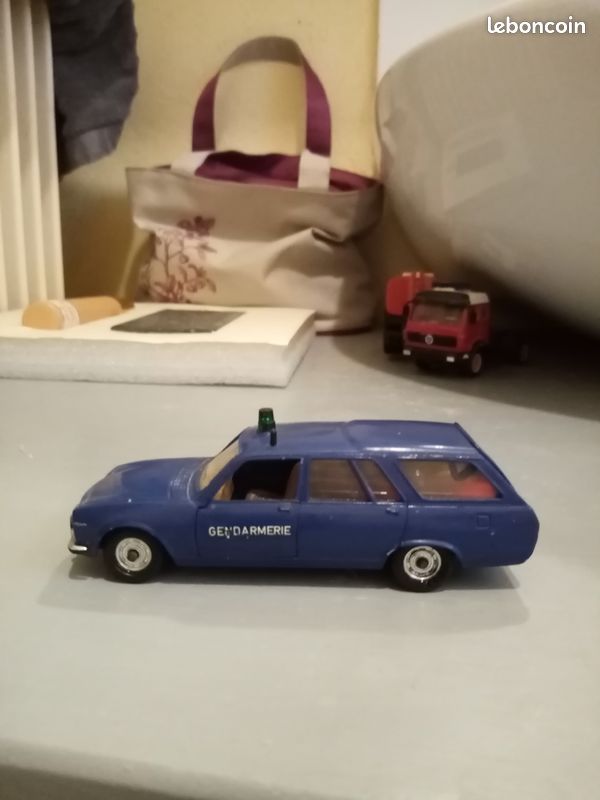 Peugeaot 504 break gendarmerie au 1/18 Modelcar