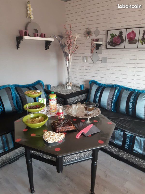 Salon marocain avec table, coffres et housses de rechanges (image 1)