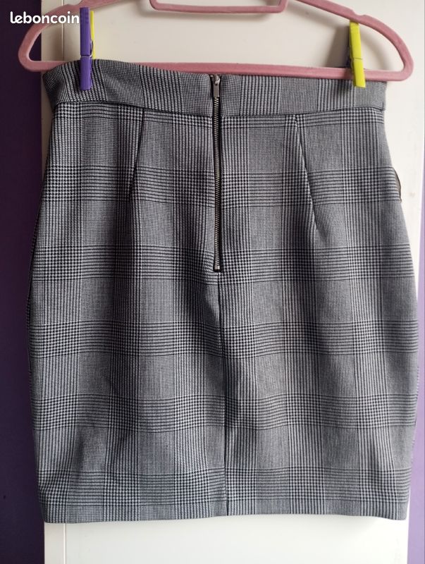 🩶 Mini jupe à carreaux à couleurs 🖤🤍 Taille 40 de la marque h&m (image 3)