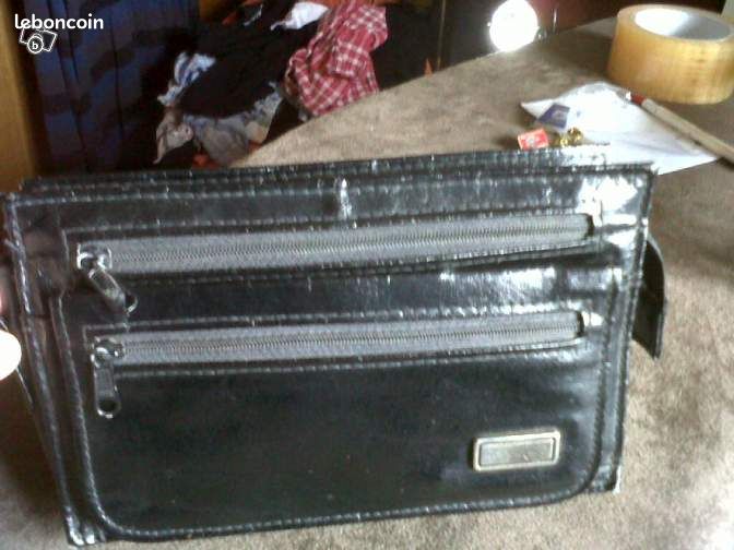Pochette noire (image 1)