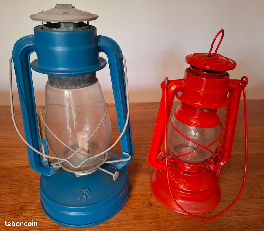 Lampes torche et lampes de poche rouges pour camping et