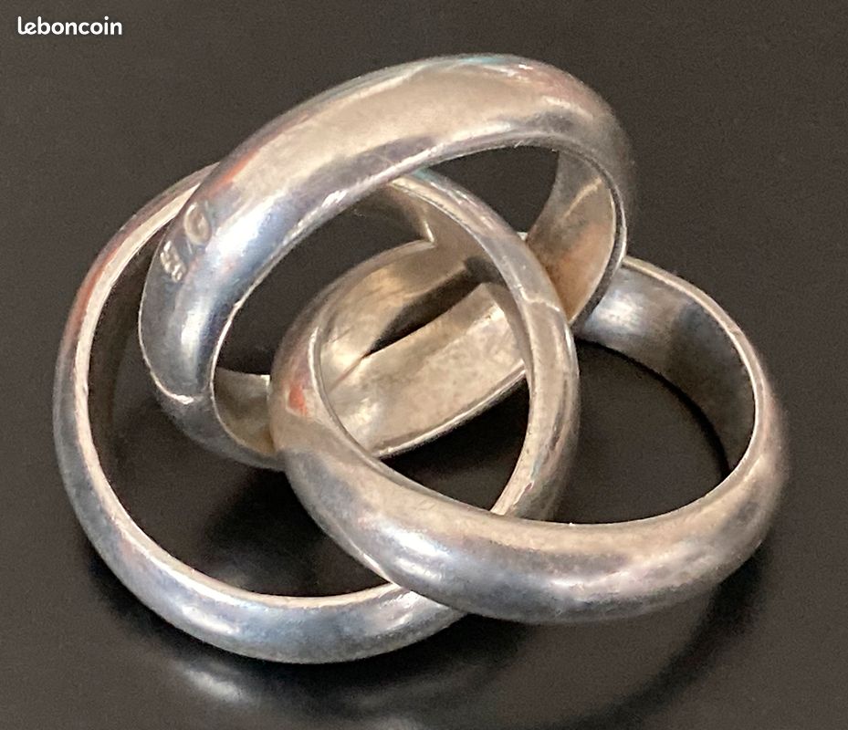 Bague en or 750 mil centrée d'un saphir ovale épaulé d'un... - 81445680-8 Bague en or 750 mil centrée d'un saphir ovale épaulé d'un... - 81445680-8