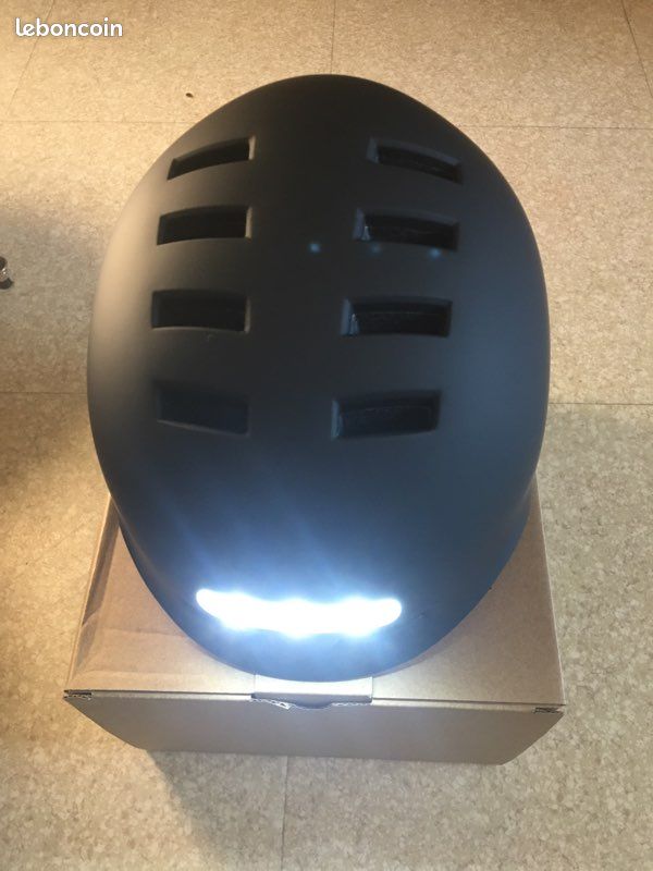 Casque avec lumière Led avant et arrière (image 1)