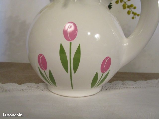 PICHET en FAIENCE ? BLANCHE DECOR TULIPES DES ANNEES 70 (image 4)