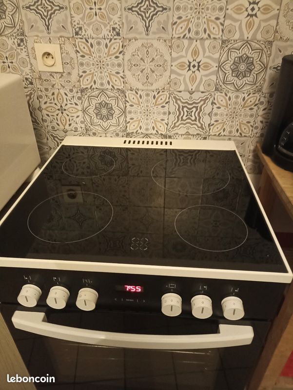 Cuisinière vitrocéramique très bon état four programmable avec affichage de l'heure (image 2)